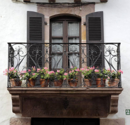 La localidad de Cinco Villas/Bortziriak esconde tras su belleza de postal una historia sorprendente y rica que va de la gestación de Euskaltzaindia al hogar del abuelo de José María Aznar. Lo material e inmaterial se dan la mano  en este recorrido con Patxiku Elizagoien.