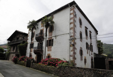La localidad de Cinco Villas/Bortziriak esconde tras su belleza de postal una historia sorprendente y rica que va de la gestación de Euskaltzaindia al hogar del abuelo de José María Aznar. Lo material e inmaterial se dan la mano  en este recorrido con Patxiku Elizagoien.