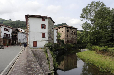 La localidad de Cinco Villas/Bortziriak esconde tras su belleza de postal una historia sorprendente y rica que va de la gestación de Euskaltzaindia al hogar del abuelo de José María Aznar. Lo material e inmaterial se dan la mano  en este recorrido con Patxiku Elizagoien.