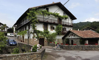La localidad de Cinco Villas/Bortziriak esconde tras su belleza de postal una historia sorprendente y rica que va de la gestación de Euskaltzaindia al hogar del abuelo de José María Aznar. Lo material e inmaterial se dan la mano  en este recorrido con Patxiku Elizagoien.
