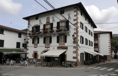 La localidad de Cinco Villas/Bortziriak esconde tras su belleza de postal una historia sorprendente y rica que va de la gestación de Euskaltzaindia al hogar del abuelo de José María Aznar. Lo material e inmaterial se dan la mano  en este recorrido con Patxiku Elizagoien.