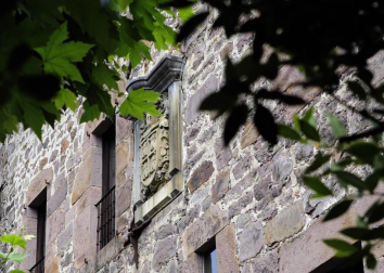 La localidad de Cinco Villas/Bortziriak esconde tras su belleza de postal una historia sorprendente y rica que va de la gestación de Euskaltzaindia al hogar del abuelo de José María Aznar. Lo material e inmaterial se dan la mano  en este recorrido con Patxiku Elizagoien.