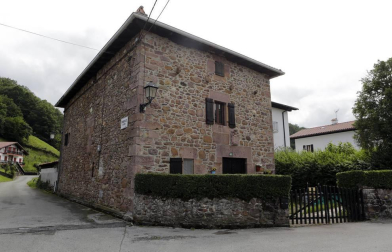 La localidad de Cinco Villas/Bortziriak esconde tras su belleza de postal una historia sorprendente y rica que va de la gestación de Euskaltzaindia al hogar del abuelo de José María Aznar. Lo material e inmaterial se dan la mano  en este recorrido con Patxiku Elizagoien.