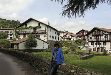 La localidad de Cinco Villas/Bortziriak esconde tras su belleza de postal una historia sorprendente y rica que va de la gestación de Euskaltzaindia al hogar del abuelo de José María Aznar. Lo material e inmaterial se dan la mano  en este recorrido con Patxiku Elizagoien.