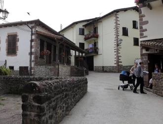 La localidad de Cinco Villas/Bortziriak esconde tras su belleza de postal una historia sorprendente y rica que va de la gestación de Euskaltzaindia al hogar del abuelo de José María Aznar. Lo material e inmaterial se dan la mano  en este recorrido con Patxiku Elizagoien.