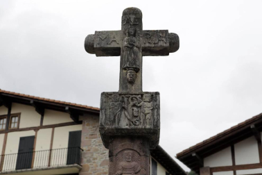 La localidad de Cinco Villas/Bortziriak esconde tras su belleza de postal una historia sorprendente y rica que va de la gestación de Euskaltzaindia al hogar del abuelo de José María Aznar. Lo material e inmaterial se dan la mano  en este recorrido con Patxiku Elizagoien.