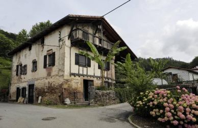 La localidad de Cinco Villas/Bortziriak esconde tras su belleza de postal una historia sorprendente y rica que va de la gestación de Euskaltzaindia al hogar del abuelo de José María Aznar. Lo material e inmaterial se dan la mano  en este recorrido con Patxiku Elizagoien.