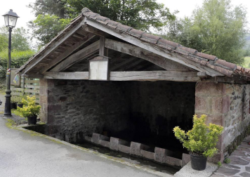 La localidad de Cinco Villas/Bortziriak esconde tras su belleza de postal una historia sorprendente y rica que va de la gestación de Euskaltzaindia al hogar del abuelo de José María Aznar. Lo material e inmaterial se dan la mano  en este recorrido con Patxiku Elizagoien.