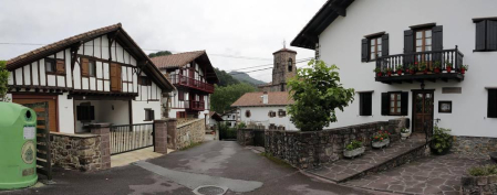 La localidad de Cinco Villas/Bortziriak esconde tras su belleza de postal una historia sorprendente y rica que va de la gestación de Euskaltzaindia al hogar del abuelo de José María Aznar. Lo material e inmaterial se dan la mano  en este recorrido con Patxiku Elizagoien.