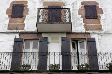 La localidad de Cinco Villas/Bortziriak esconde tras su belleza de postal una historia sorprendente y rica que va de la gestación de Euskaltzaindia al hogar del abuelo de José María Aznar. Lo material e inmaterial se dan la mano  en este recorrido con Patxiku Elizagoien.