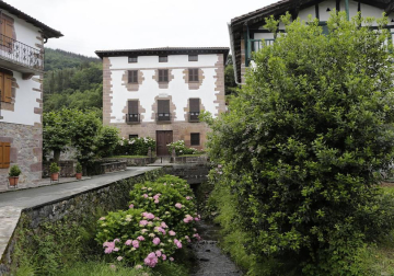 La localidad de Cinco Villas/Bortziriak esconde tras su belleza de postal una historia sorprendente y rica que va de la gestación de Euskaltzaindia al hogar del abuelo de José María Aznar. Lo material e inmaterial se dan la mano  en este recorrido con Patxiku Elizagoien.