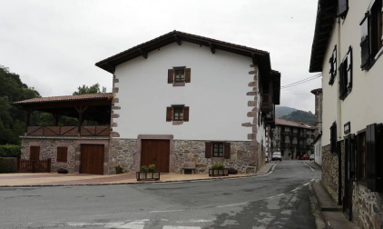 La localidad de Cinco Villas/Bortziriak esconde tras su belleza de postal una historia sorprendente y rica que va de la gestación de Euskaltzaindia al hogar del abuelo de José María Aznar. Lo material e inmaterial se dan la mano  en este recorrido con Patxiku Elizagoien.