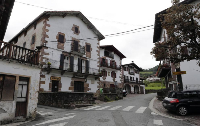 La localidad de Cinco Villas/Bortziriak esconde tras su belleza de postal una historia sorprendente y rica que va de la gestación de Euskaltzaindia al hogar del abuelo de José María Aznar. Lo material e inmaterial se dan la mano  en este recorrido con Patxiku Elizagoien.