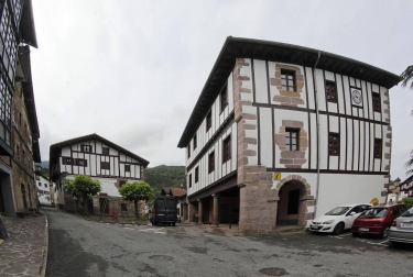 La localidad de Cinco Villas/Bortziriak esconde tras su belleza de postal una historia sorprendente y rica que va de la gestación de Euskaltzaindia al hogar del abuelo de José María Aznar. Lo material e inmaterial se dan la mano  en este recorrido con Patxiku Elizagoien.