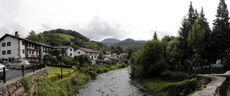 La localidad de Cinco Villas/Bortziriak esconde tras su belleza de postal una historia sorprendente y rica que va de la gestación de Euskaltzaindia al hogar del abuelo de José María Aznar. Lo material e inmaterial se dan la mano  en este recorrido con Patxiku Elizagoien.
