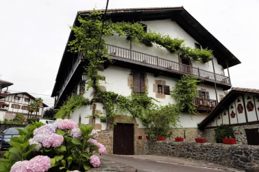 La localidad de Cinco Villas/Bortziriak esconde tras su belleza de postal una historia sorprendente y rica que va de la gestación de Euskaltzaindia al hogar del abuelo de José María Aznar. Lo material e inmaterial se dan la mano  en este recorrido con Patxiku Elizagoien.