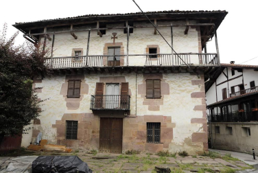 La localidad de Cinco Villas/Bortziriak esconde tras su belleza de postal una historia sorprendente y rica que va de la gestación de Euskaltzaindia al hogar del abuelo de José María Aznar. Lo material e inmaterial se dan la mano  en este recorrido con Patxiku Elizagoien.