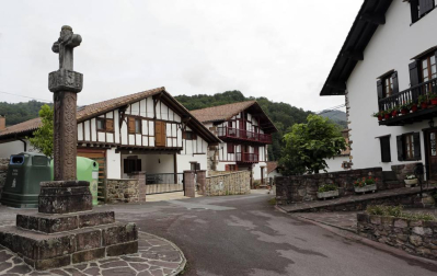 La localidad de Cinco Villas/Bortziriak esconde tras su belleza de postal una historia sorprendente y rica que va de la gestación de Euskaltzaindia al hogar del abuelo de José María Aznar. Lo material e inmaterial se dan la mano  en este recorrido con Patxiku Elizagoien.