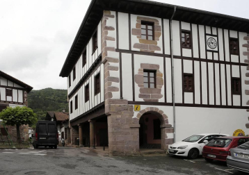 La localidad de Cinco Villas/Bortziriak esconde tras su belleza de postal una historia sorprendente y rica que va de la gestación de Euskaltzaindia al hogar del abuelo de José María Aznar. Lo material e inmaterial se dan la mano  en este recorrido con Patxiku Elizagoien.