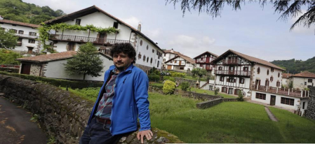 La localidad de Cinco Villas/Bortziriak esconde tras su belleza de postal una historia sorprendente y rica que va de la gestación de Euskaltzaindia al hogar del abuelo de José María Aznar. Lo material e inmaterial se dan la mano  en este recorrido con Patxiku Elizagoien.