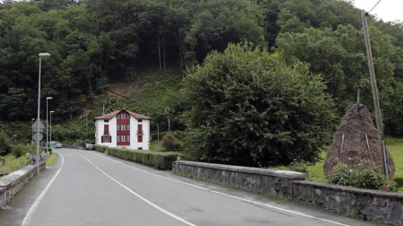 La localidad de Cinco Villas/Bortziriak esconde tras su belleza de postal una historia sorprendente y rica que va de la gestación de Euskaltzaindia al hogar del abuelo de José María Aznar. Lo material e inmaterial se dan la mano  en este recorrido con Patxiku Elizagoien.