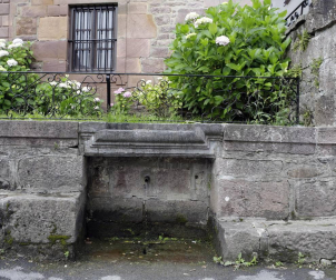 La localidad de Cinco Villas/Bortziriak esconde tras su belleza de postal una historia sorprendente y rica que va de la gestación de Euskaltzaindia al hogar del abuelo de José María Aznar. Lo material e inmaterial se dan la mano  en este recorrido con Patxiku Elizagoien.