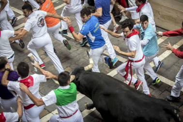 Imágenes del octavo encierro, protagonizado por los Miura