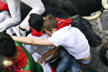 Imágenes del octavo encierro, protagonizado por los Miura