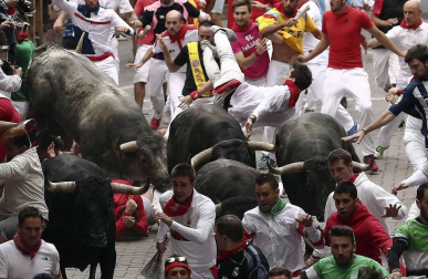 Imágenes del octavo encierro, protagonizado por los Miura