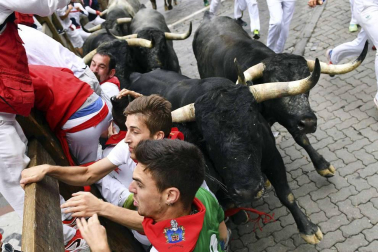 Imágenes del octavo encierro, protagonizado por los Miura