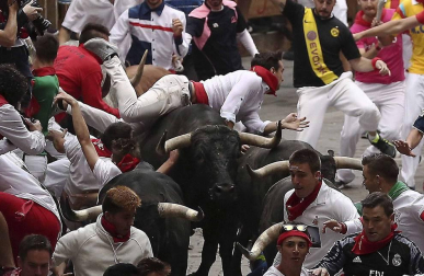 Imágenes del octavo encierro, protagonizado por los Miura