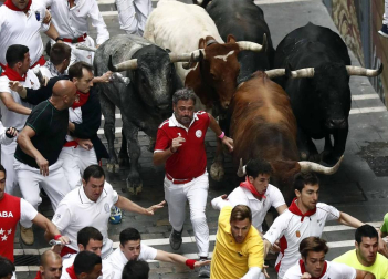 Imágenes del octavo encierro, protagonizado por los Miura