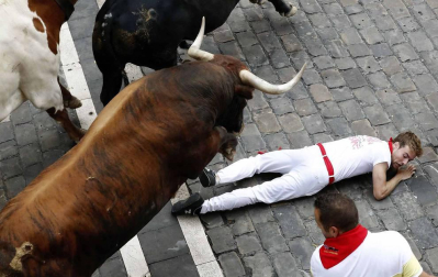Imágenes del octavo encierro, protagonizado por los Miura