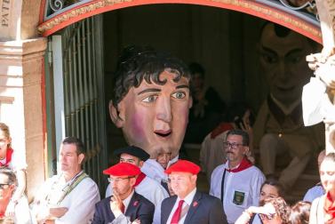 Imágenes de la despedida de los gigantes desde la plaza del Ayuntamiento de Pamplona.