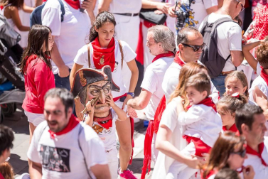 Imágenes de la despedida de los gigantes desde la plaza del Ayuntamiento de Pamplona.