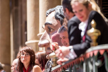 Imágenes de la despedida de los gigantes desde la plaza del Ayuntamiento de Pamplona.