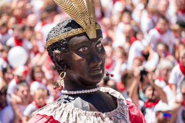 Imágenes de la despedida de los gigantes desde la plaza del Ayuntamiento de Pamplona.