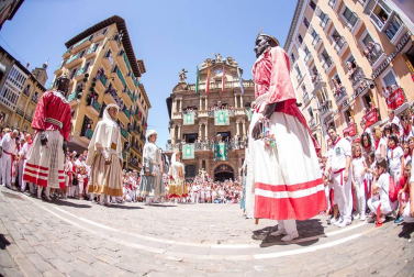 Imágenes de la despedida de los gigantes desde la plaza del Ayuntamiento de Pamplona.