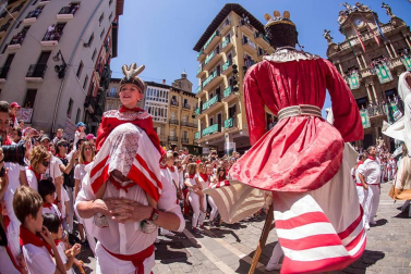 Imágenes de la despedida de los gigantes desde la plaza del Ayuntamiento de Pamplona.