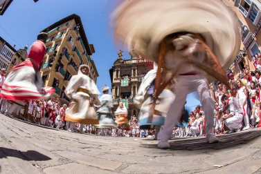 Imágenes de la despedida de los gigantes desde la plaza del Ayuntamiento de Pamplona.