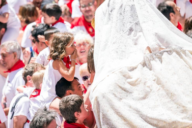 Imágenes de la despedida de los gigantes desde la plaza del Ayuntamiento de Pamplona.