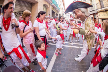 Imágenes de la despedida de los gigantes desde la plaza del Ayuntamiento de Pamplona.