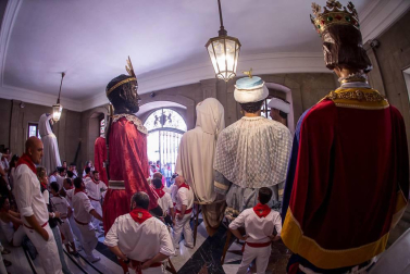 Imágenes de la despedida de los gigantes desde la plaza del Ayuntamiento de Pamplona.