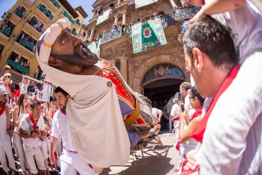 Imágenes de la despedida de los gigantes desde la plaza del Ayuntamiento de Pamplona.