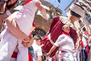 Imágenes de la despedida de los gigantes desde la plaza del Ayuntamiento de Pamplona.