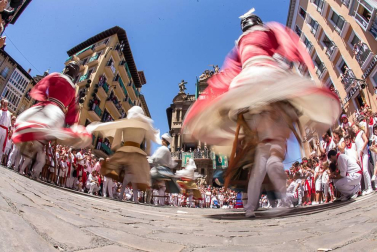 Imágenes de la despedida de los gigantes desde la plaza del Ayuntamiento de Pamplona.