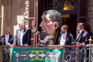 Imágenes de la despedida de los gigantes desde la plaza del Ayuntamiento de Pamplona.
