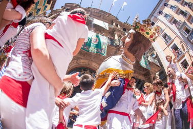 Imágenes de la despedida de los gigantes desde la plaza del Ayuntamiento de Pamplona.
