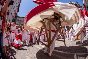 Imágenes de la despedida de los gigantes desde la plaza del Ayuntamiento de Pamplona.