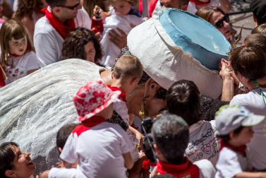 Imágenes de la despedida de los gigantes desde la plaza del Ayuntamiento de Pamplona.